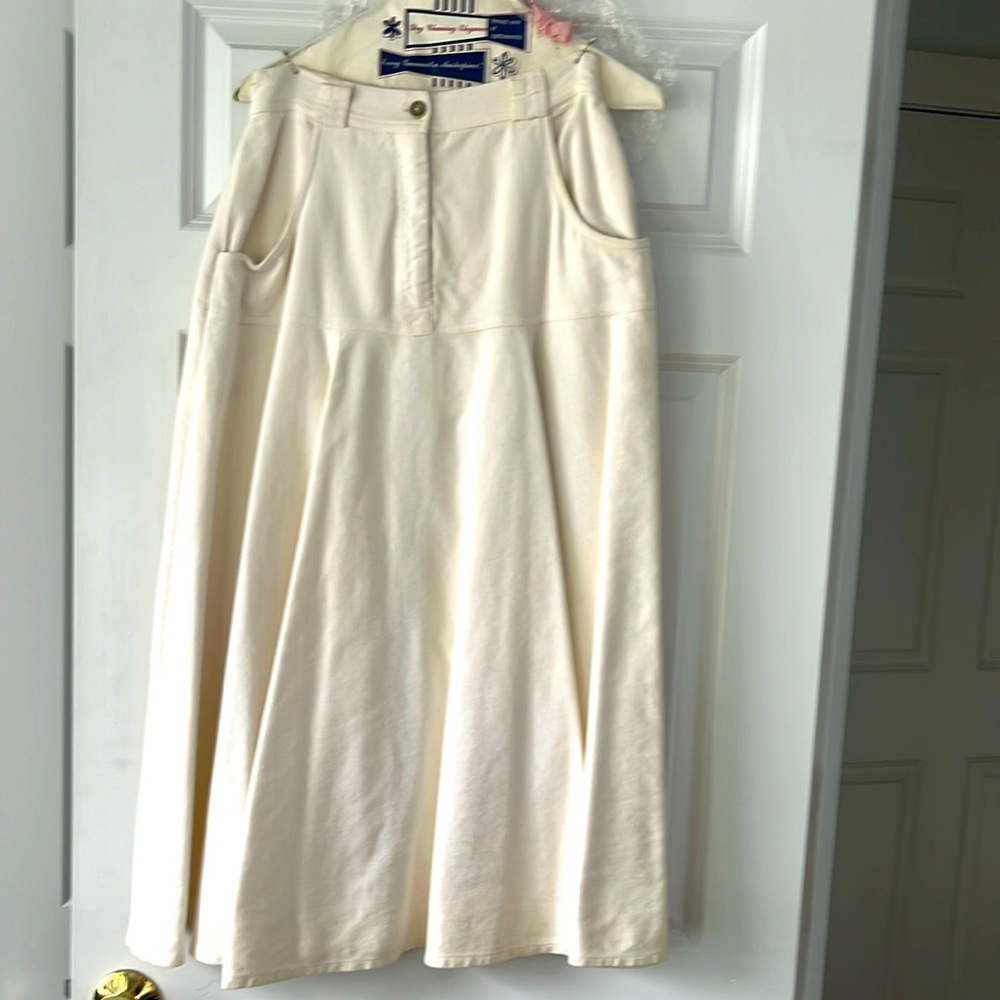 Not available til April

Ladies winter white skirt